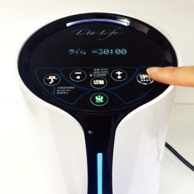 本体の裏側に電源プラグを差し込む写真